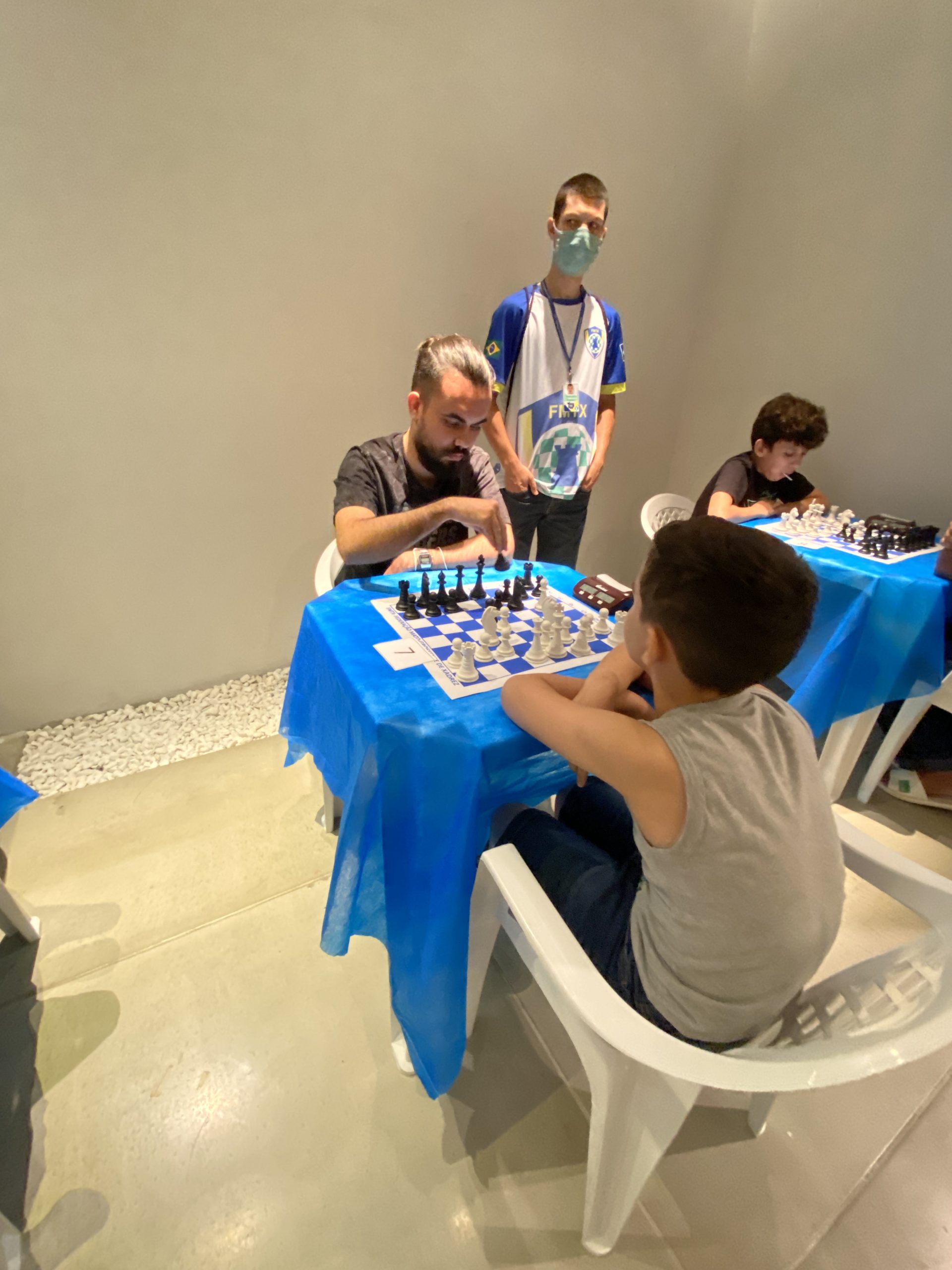 Clube de xadrez aberto ao público atrai fãs do esporte a shopping